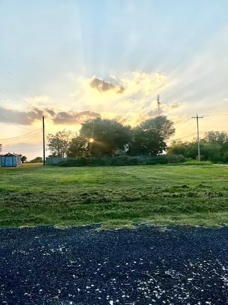 305 & 307 N Upton Ave, Schulenburg, TX 78956