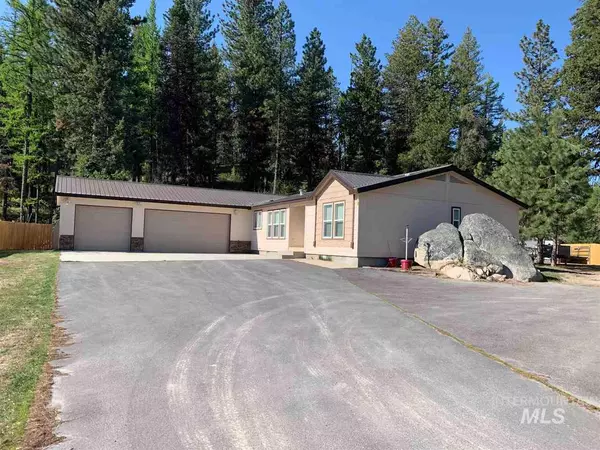 1649 Crown Point Pkwy, Cascade, ID 83611