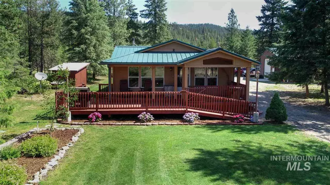 936 Hummingbird Ln, Blanchard, ID 83804