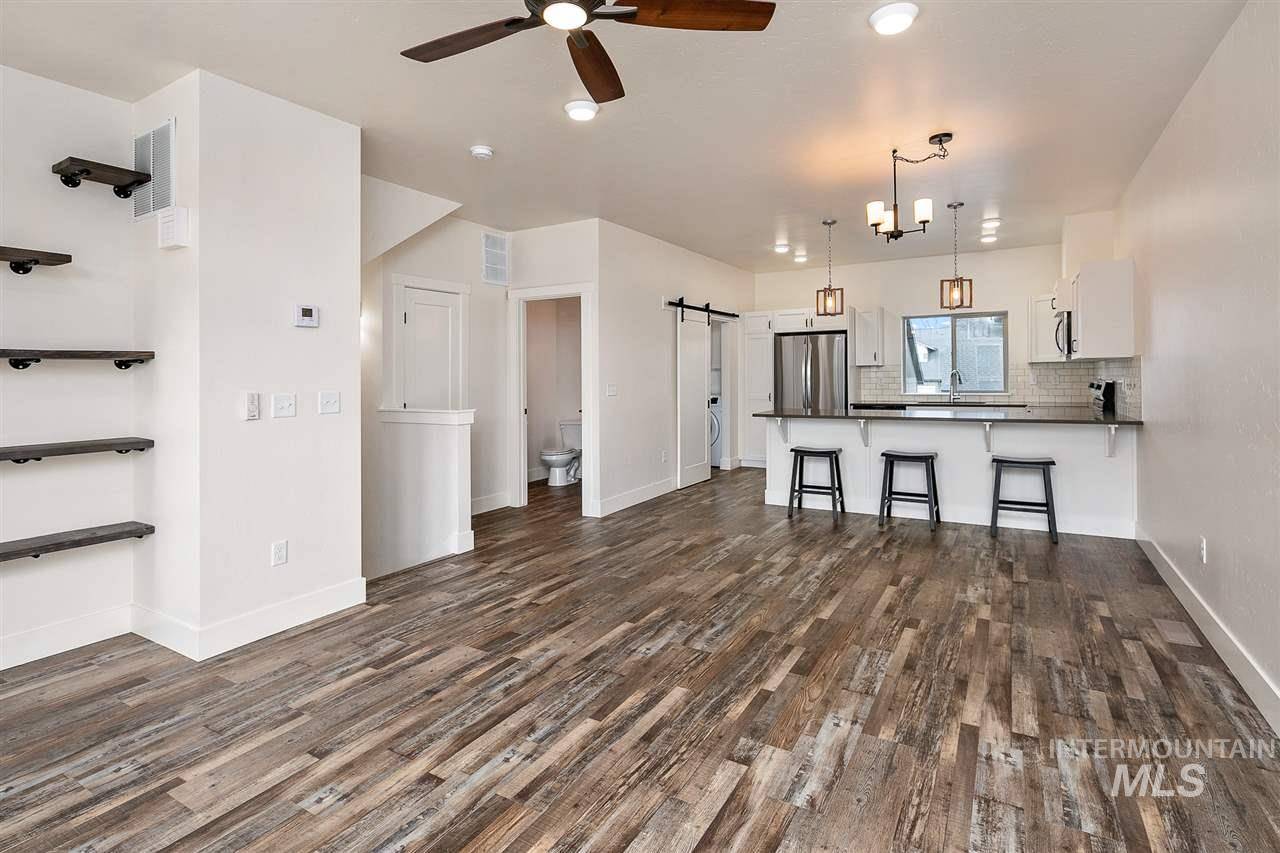 541 E Trackstand Ln, Garden City, ID 83714