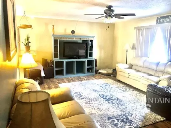 790 Rayborn, Filer, ID 83328