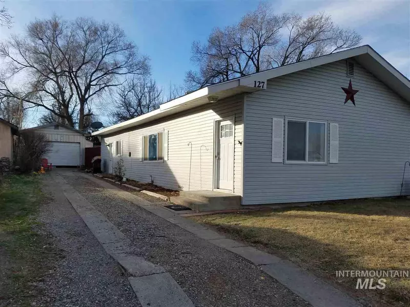127 E Garfield Ave, Glenns Ferry, ID 83622-3