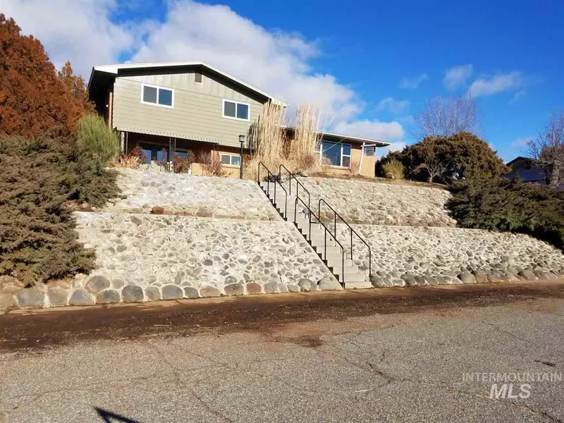 76 E 4th Ave, Glenns Ferry, ID 83623