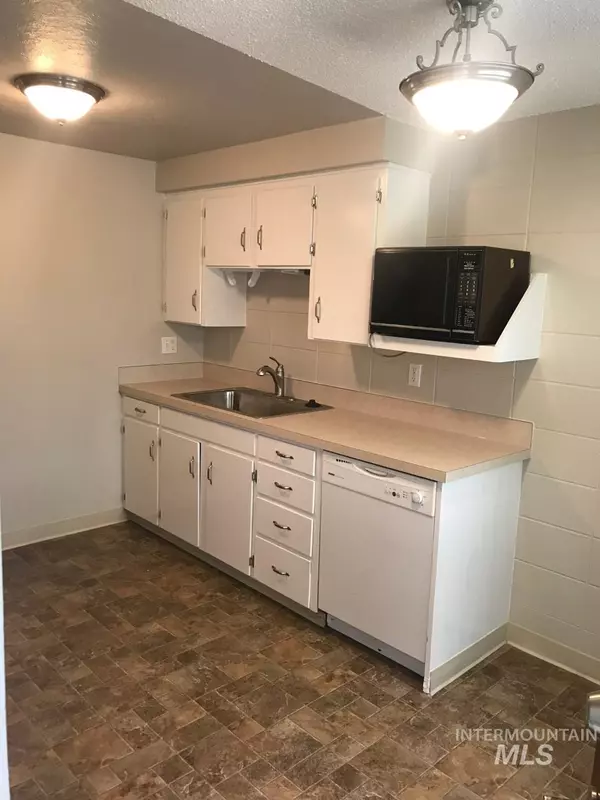 Boise, ID 83705,952 S Curtis Rd