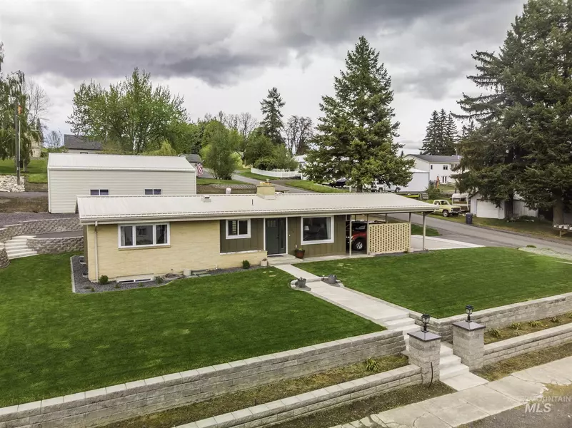 714 W Chestnut St, Genesee, ID 83832