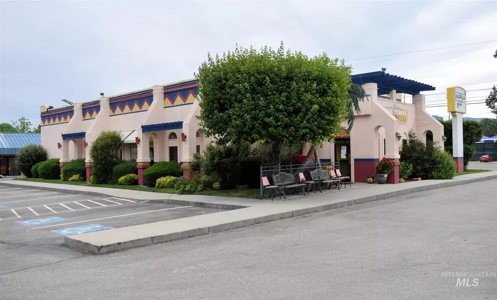 5697 N Glenwood St, Garden City, ID 83714