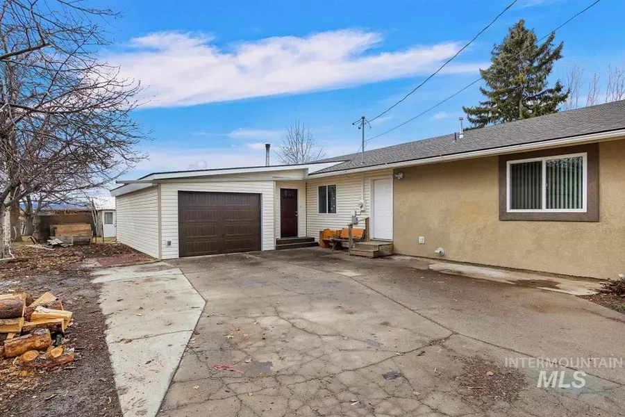 230 Elm Ave E, Hansen, ID 83334