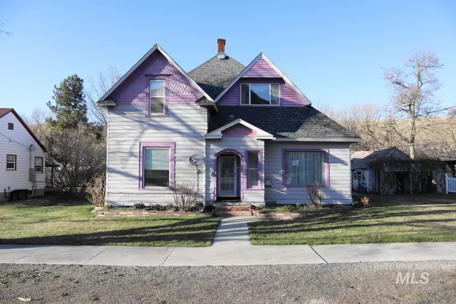 1387 Pataha Street, Pomeroy, WA 99347