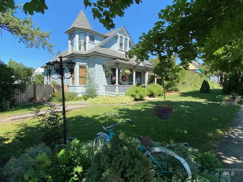 108 Pine St, Nezperce, ID 83543