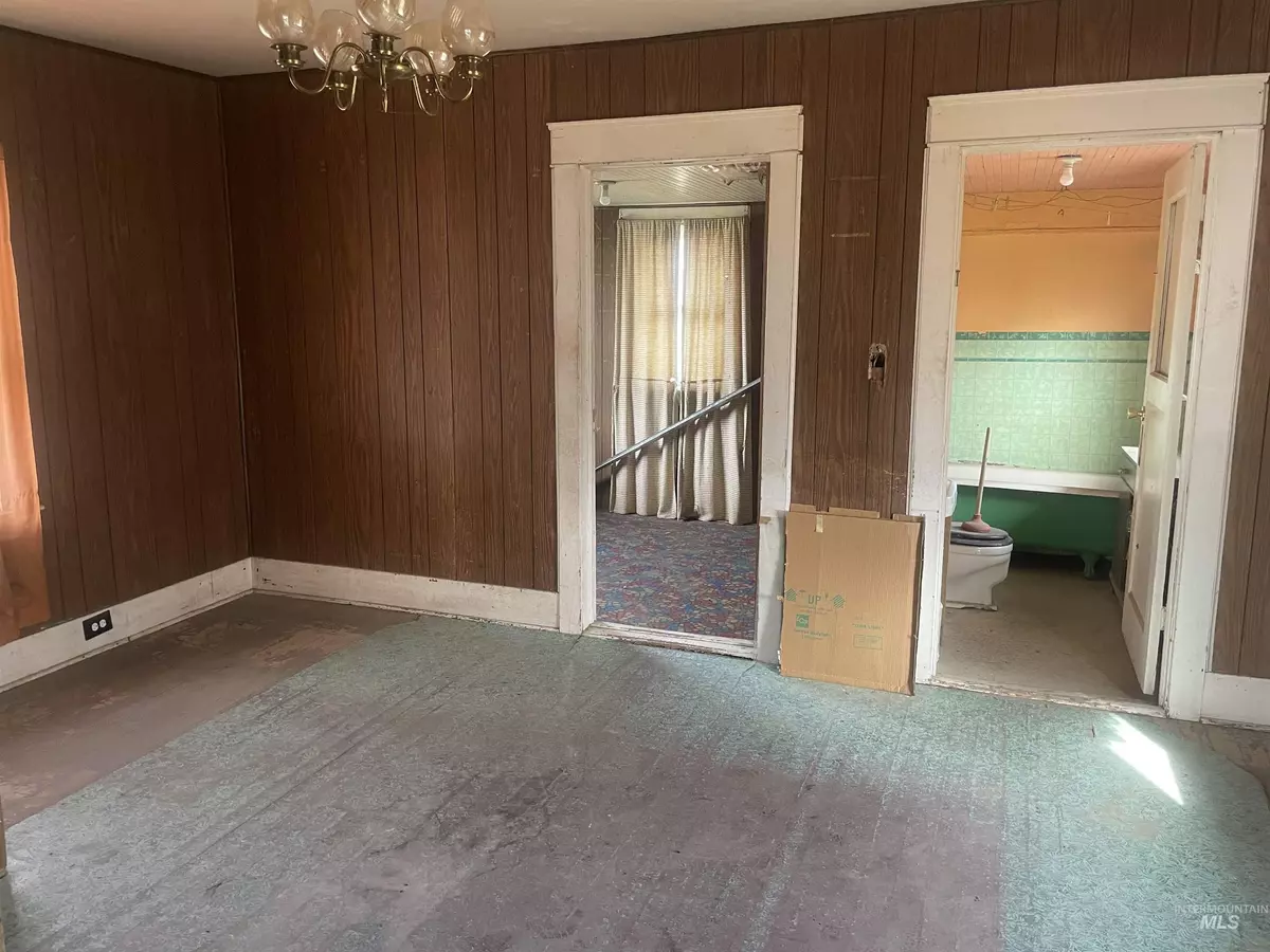 Glenns Ferry, ID 83623,507 E 1st