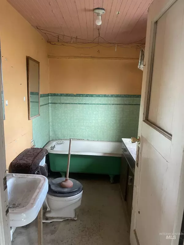 Glenns Ferry, ID 83623,507 E 1st