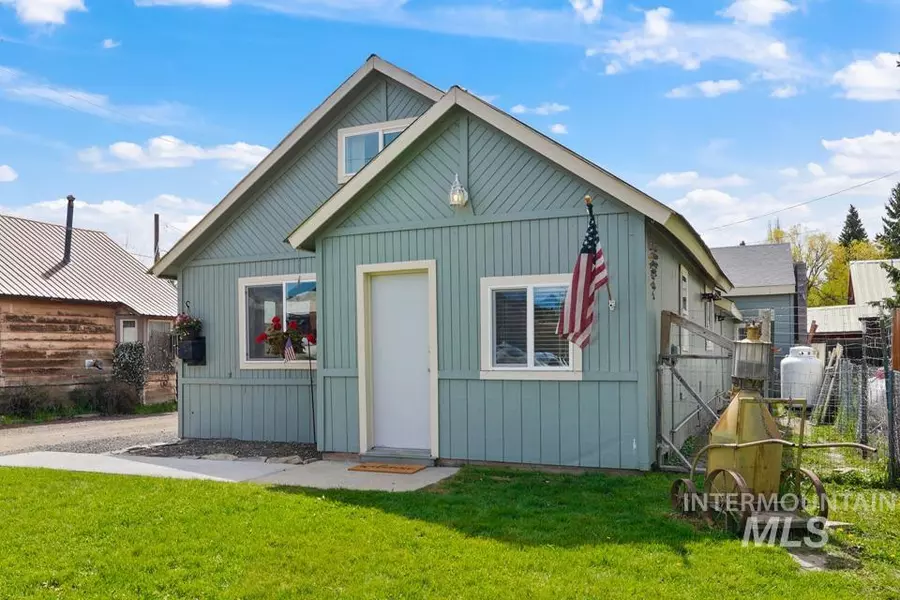 109 W Market St, Cascade, ID 83611