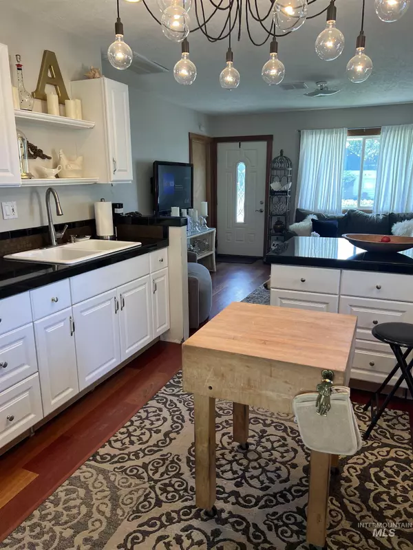 Glenns Ferry, ID 83623,652 W 1st Ave