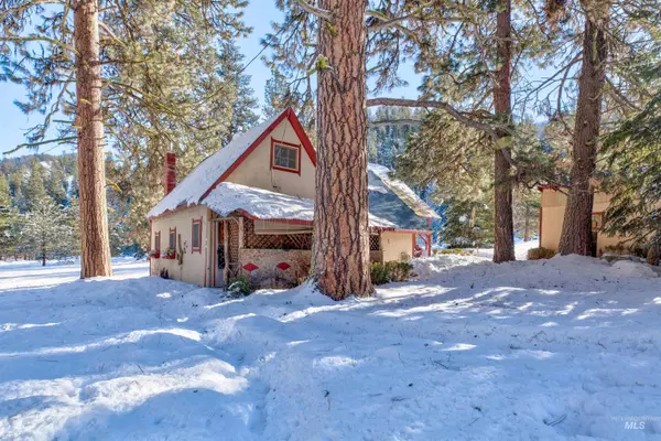 Lowman, ID 83637,17 Pine Dr