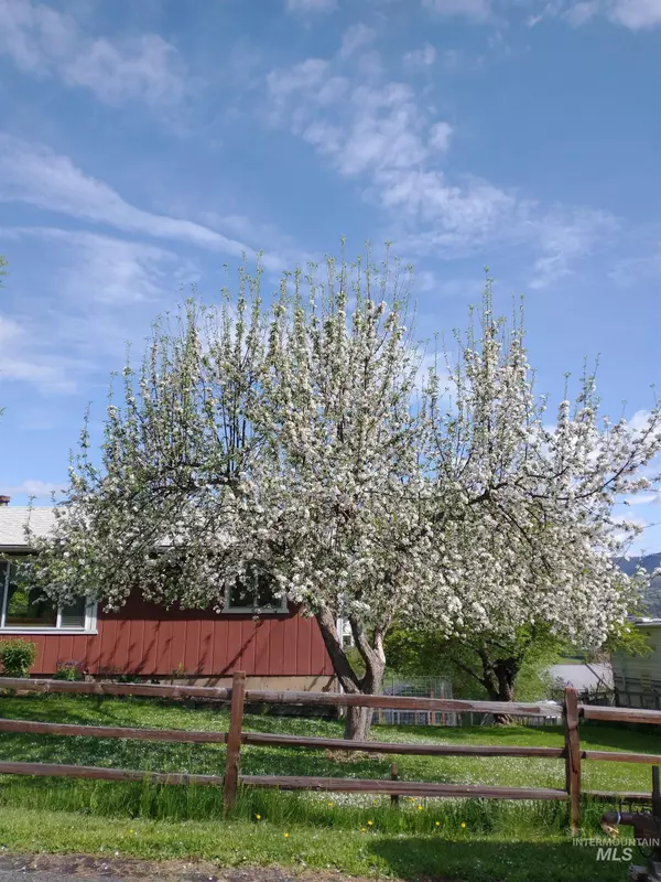 403 Spruce Rd, Kamiah, ID 83536