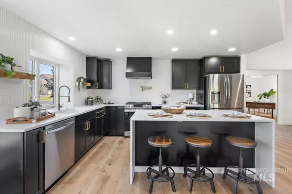 733 N Harvey Ln, Eagle, ID 83616