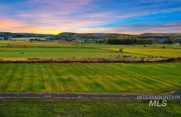 10165 Clear View Ln,  Emmett,  ID 83617