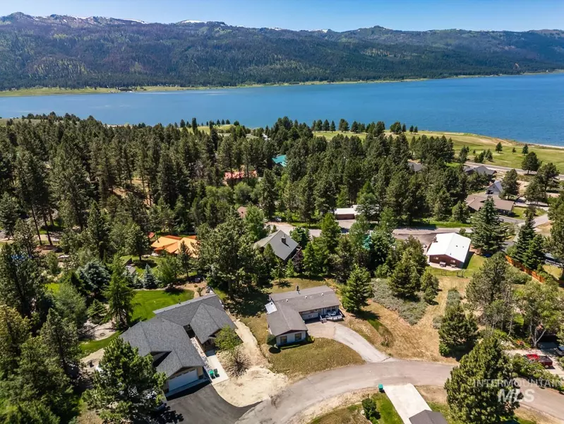 125 Bogie Dr, Cascade, ID 83611