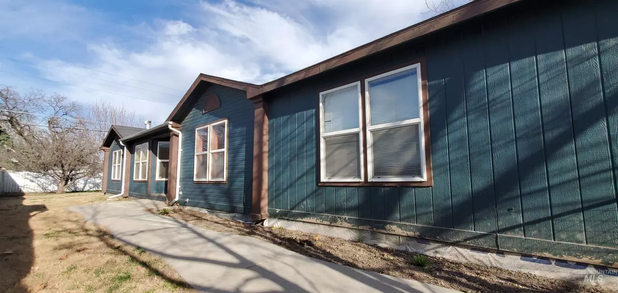 119 E Ithaca St, Caldwell, ID 83605-2623