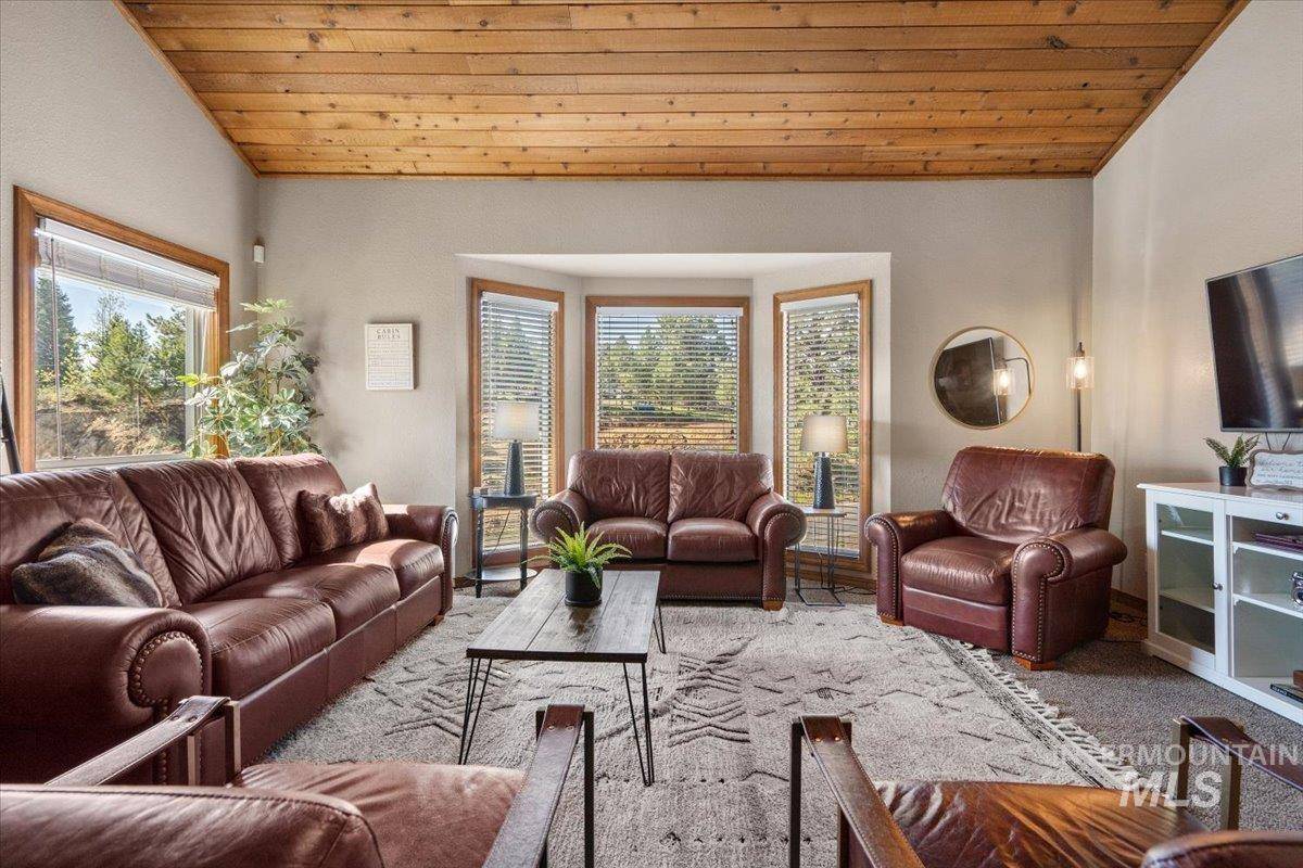 502 Lake Cascade Parkway, Cascade, ID 83611