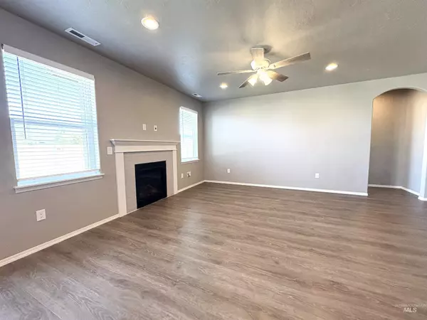 Kuna, ID 83634-2568,1786 E Cave Falls St