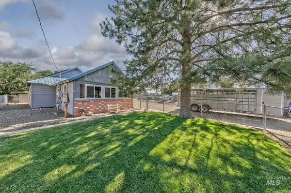 1025 W Galloway Ave, Weiser, ID 83672-1136