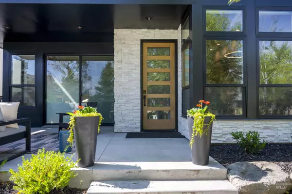 2130 E Granite Cove Ln, Eagle, ID 83616-6701