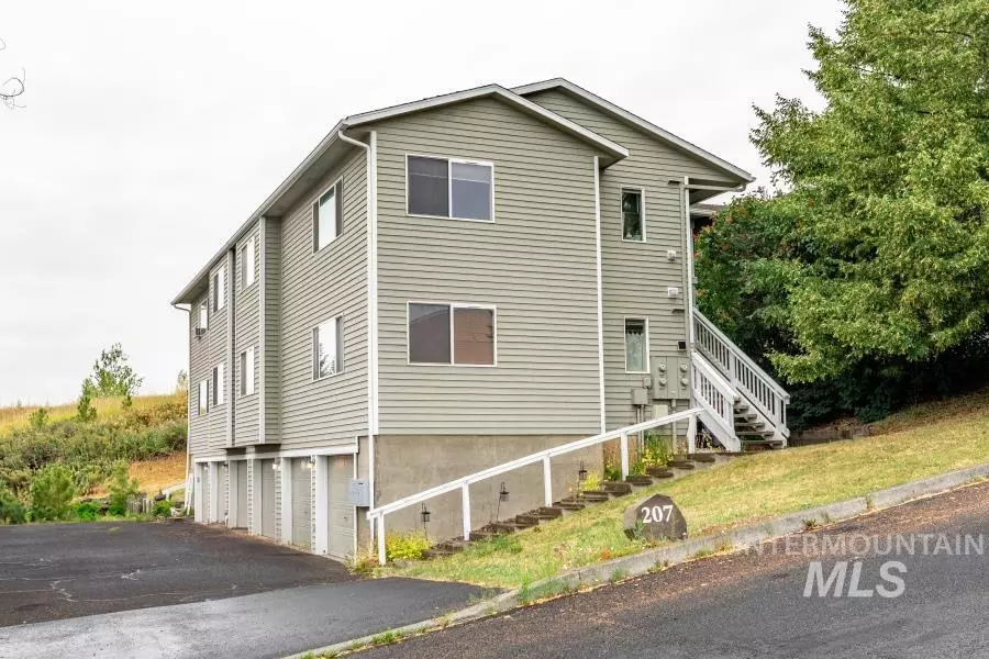 207 Lathen St Apt B, Moscow, ID 83843