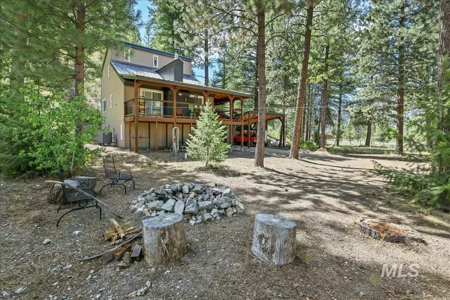 1471 E Pine Creek Rd, Featherville, ID 83647