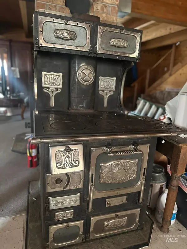 Warren, ID 83671,419 E Main St