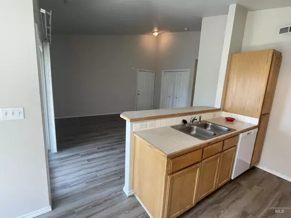 Boise, ID 83704,158 N Seafury Ln Apt 201