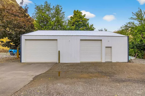 Asotin, WA 99402,13353 Snake River Road