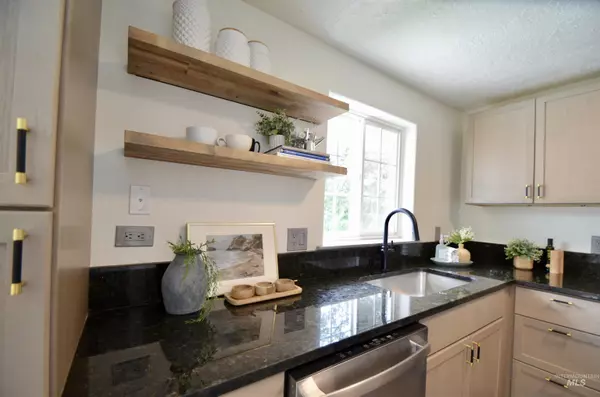 Boise, ID 83702,421 W Village Ln