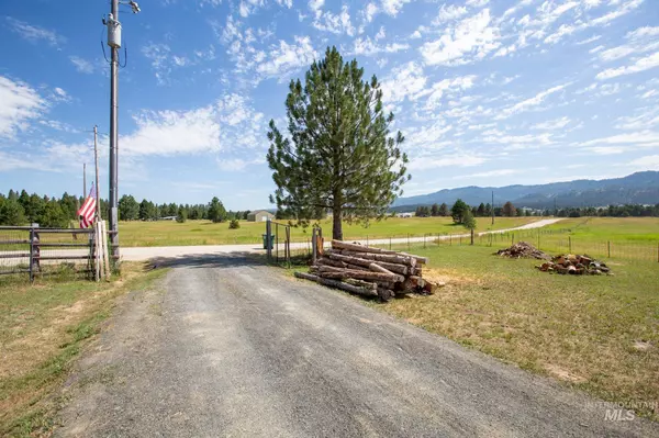 7 Garrett Ln,  Cascade,  ID 83611