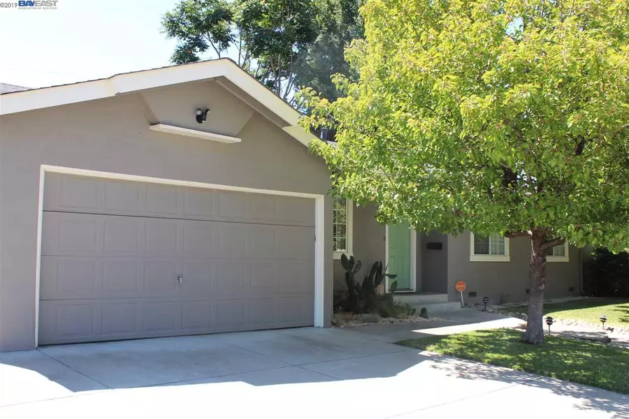 8614 Deervale Rd, Dublin, CA 94568