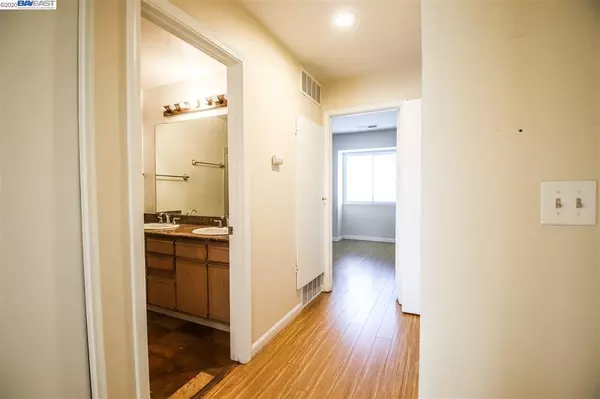 5209 Foothill Blvd #12, Oakland, CA 94601