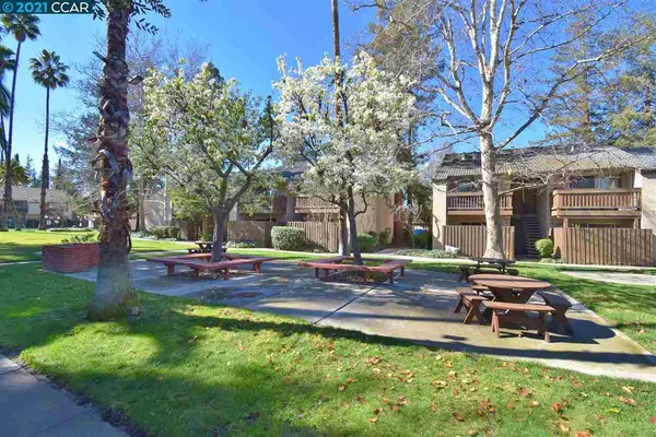 2738 Oak Rd #166, Walnut Creek, CA 94597