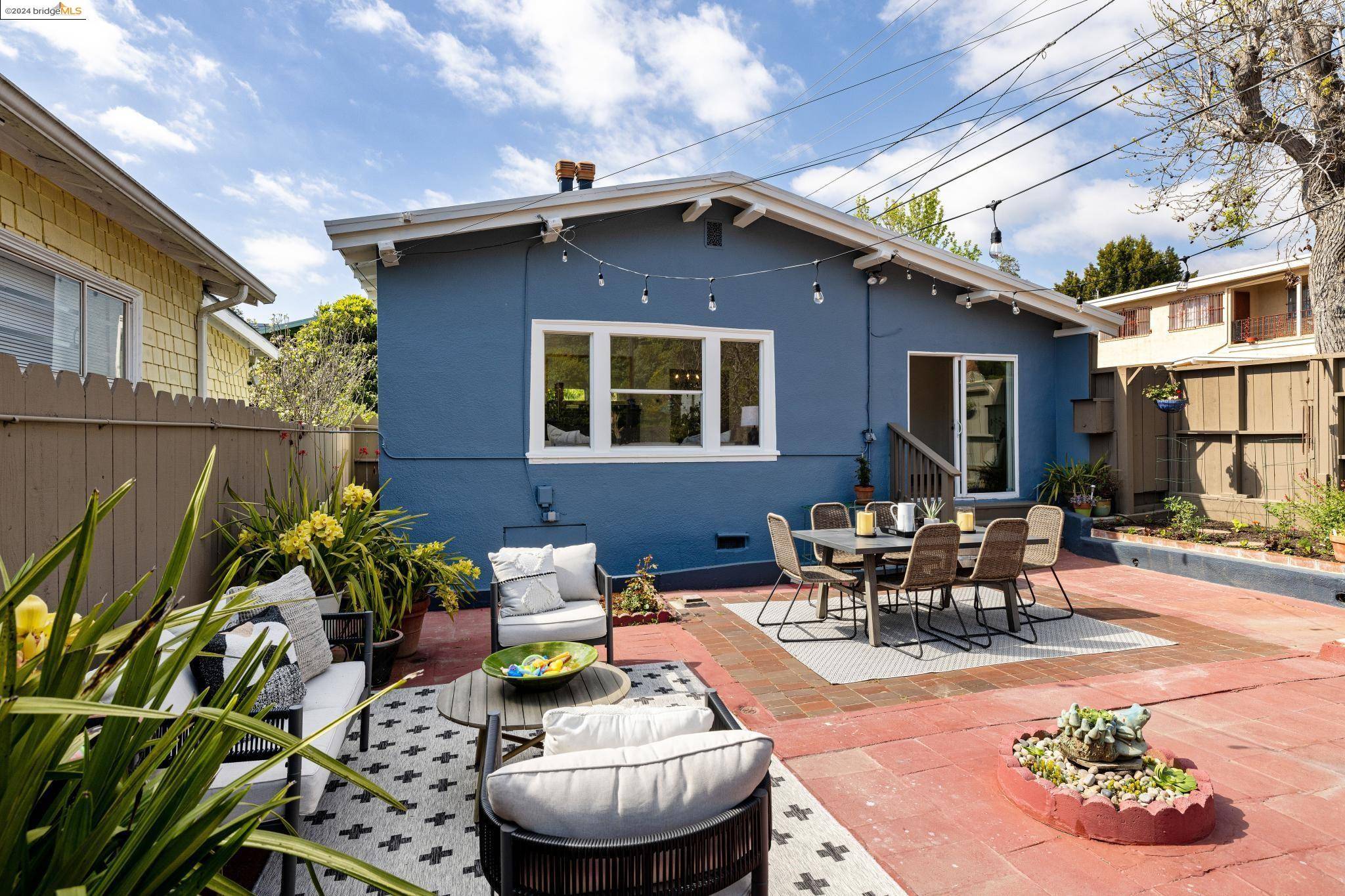 2557 Damuth St, Oakland, CA 94602