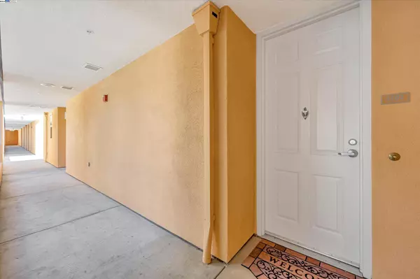 San Francisco, CA 94134,401 Crescent Court #4302