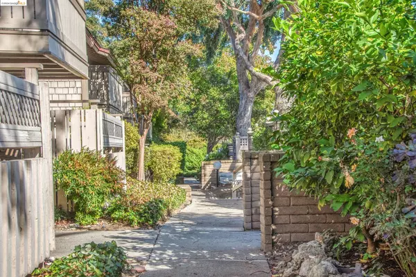 100 Kinross Dr #2, Walnut Creek, CA 94598