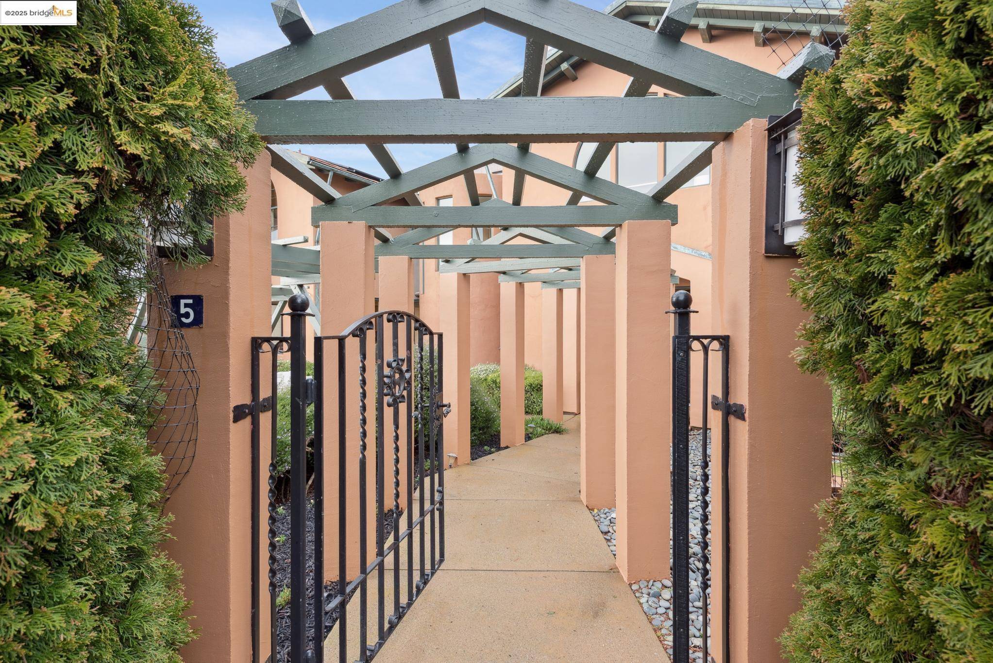 Oakland, CA 94611,5 Woodside Way