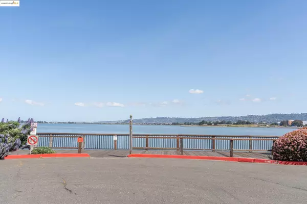 Emeryville, CA 94608,8 Captain Dr #E261