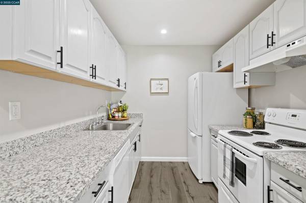 Walnut Creek, CA 94597,2712 Oak Rd #60