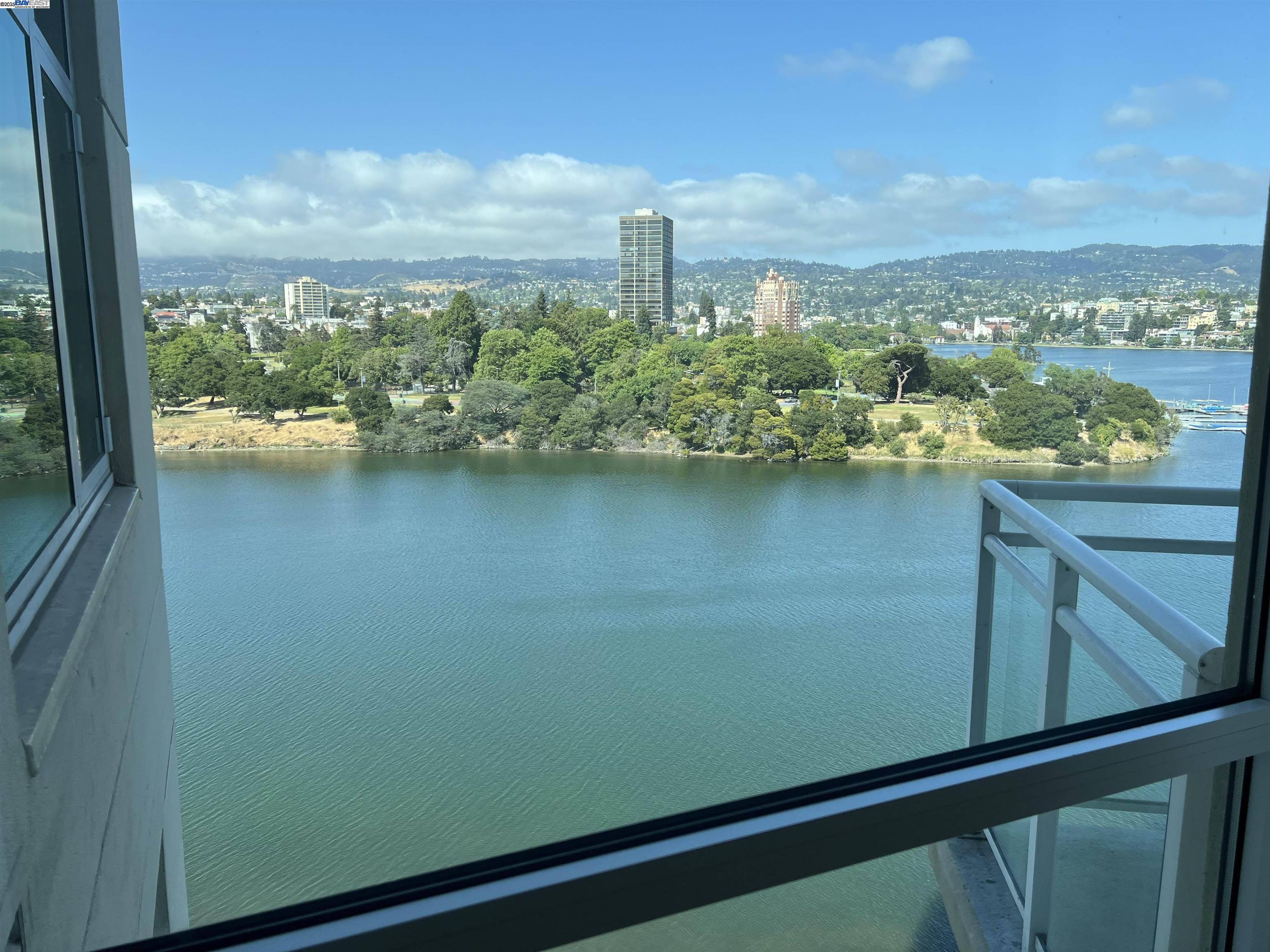 Oakland, CA 94612,1 Lakeside Dr #821