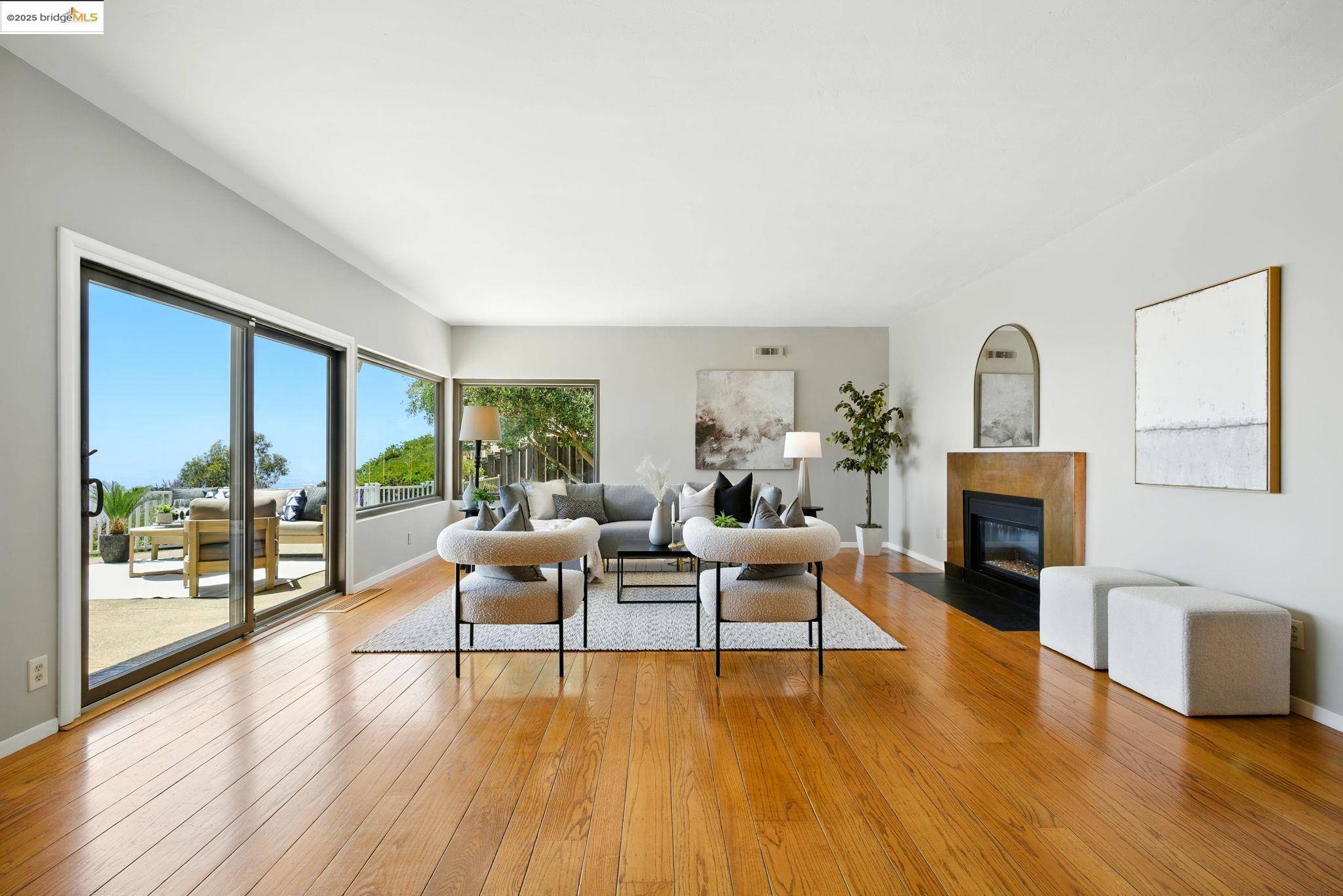 Oakland, CA 94611,25 Holyrood Manor