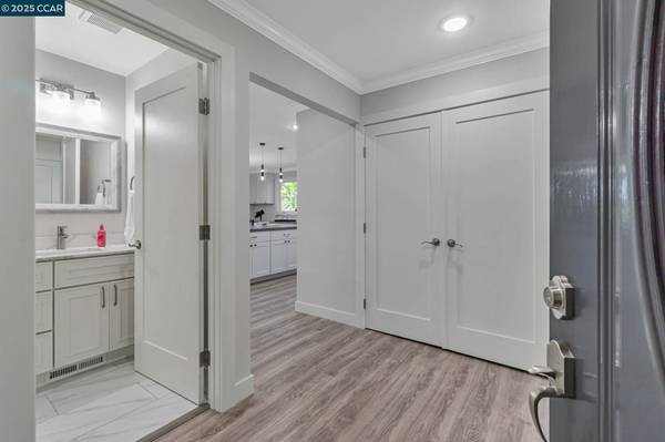 Walnut Creek, CA 94595,2900 Tice Creek Dr #8