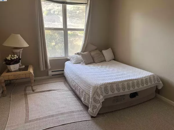 San Francisco, CA 94134,1 Crescent Way #1402
