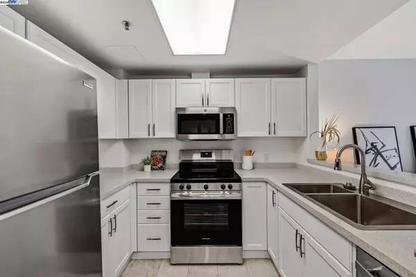 Oakland, CA 94607,988 Franklin St #312