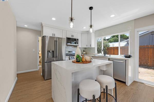 693 Mayten Dr, Livermore, CA 94551