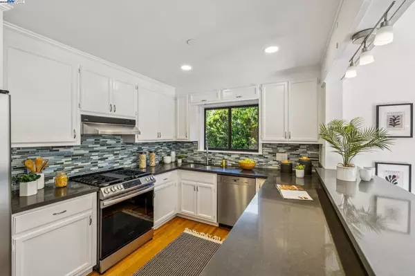 Oakland, CA 94611,7350 WOODROW DRIVE